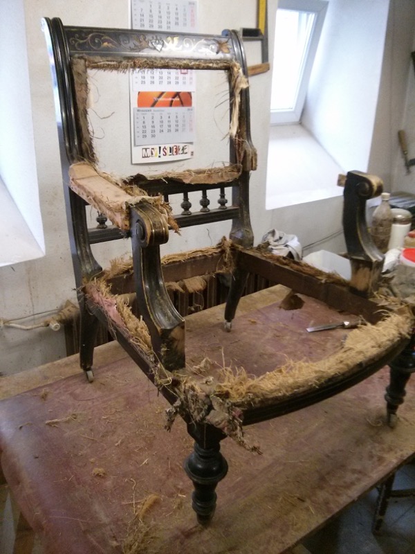 Renowacja fotela - usuwanie starej tapicerki